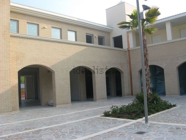 locale commerciale in vendita a Grottammare