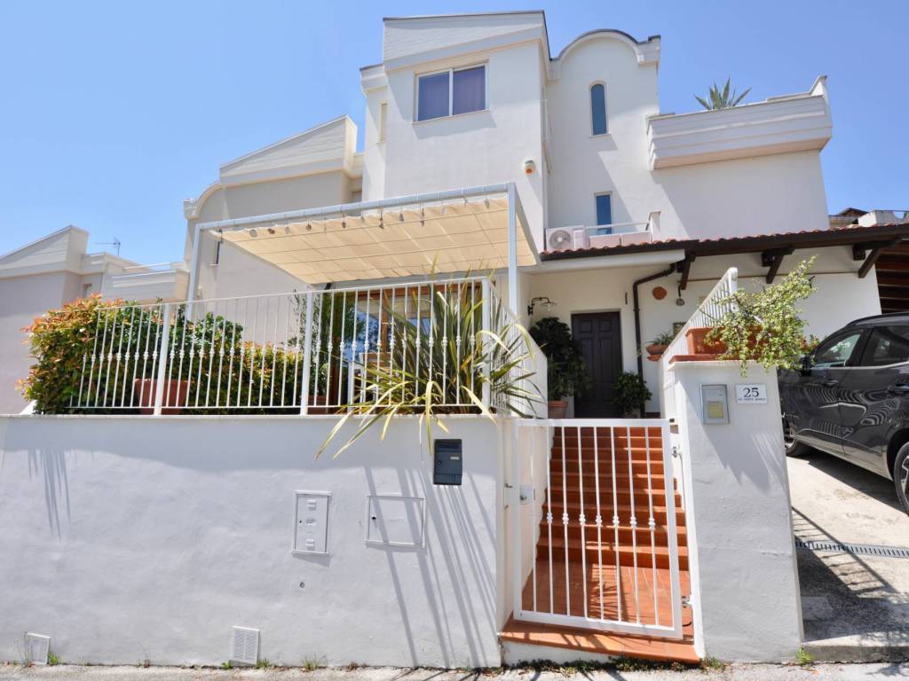 casa indipendente in vendita a Grottammare