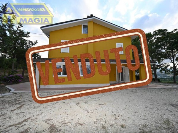casa indipendente in vendita a Maltignano