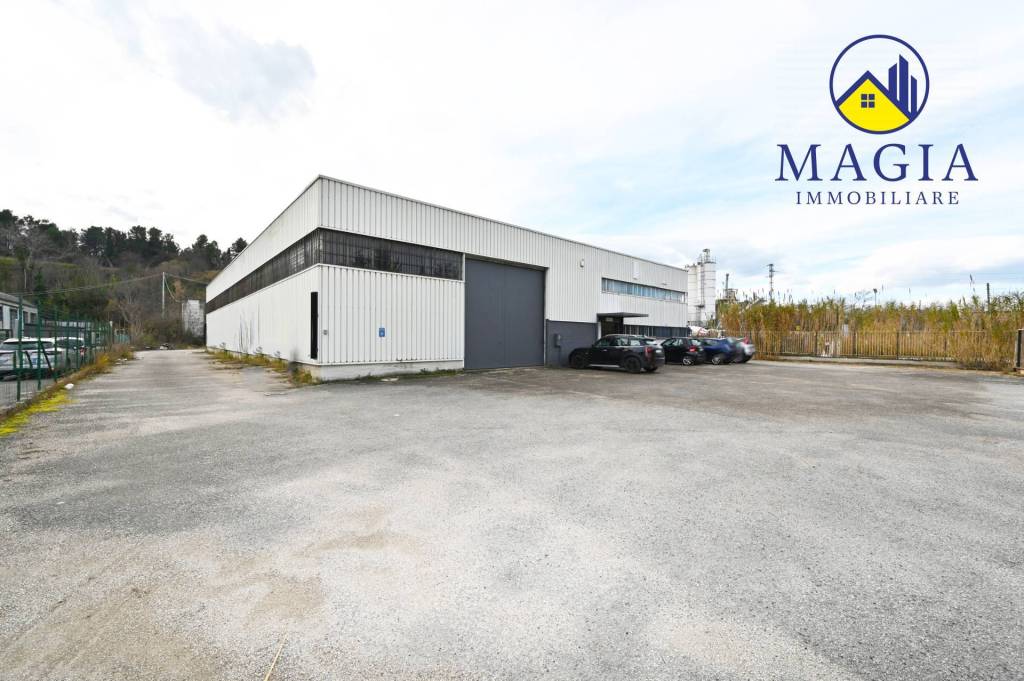 locale commerciale in vendita a Maltignano