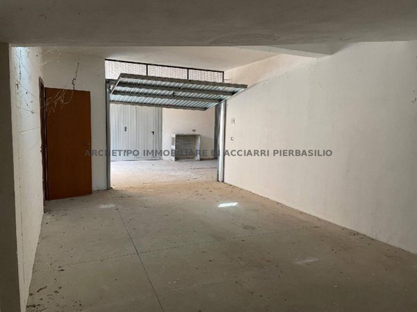 locale di sgombero in vendita a Massignano