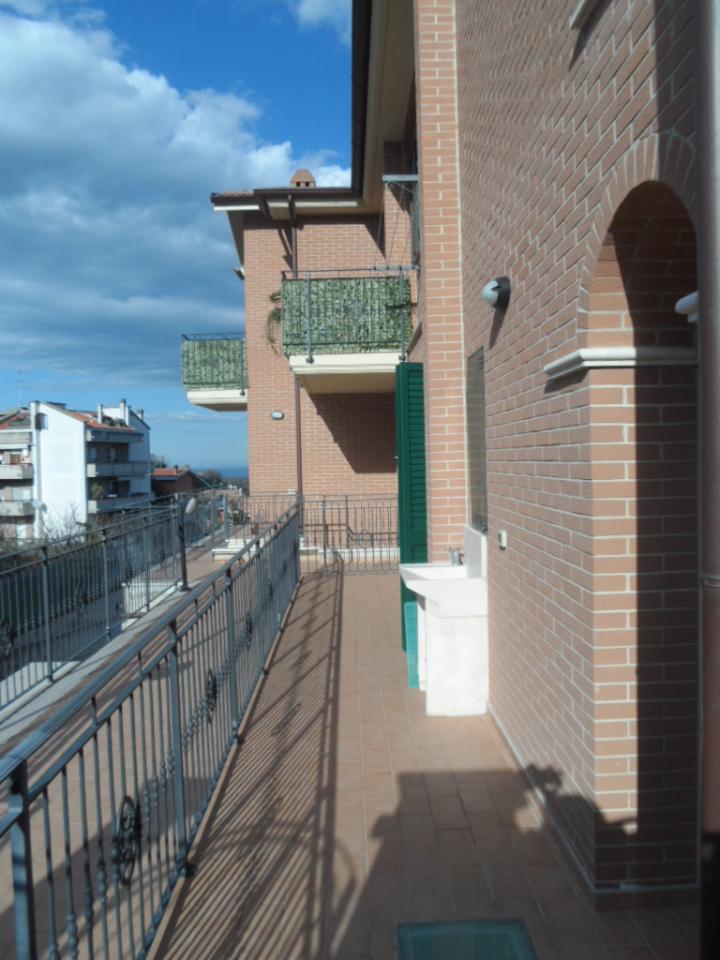 casa indipendente in vendita a Monsampolo del Tronto