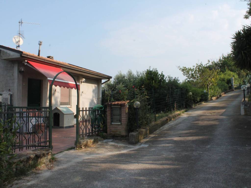 casa indipendente in vendita a Monsampolo del Tronto