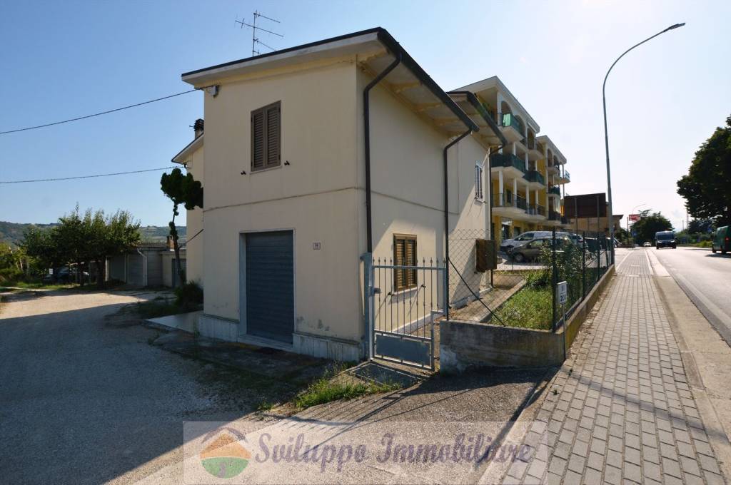 casa indipendente in vendita a Monsampolo del Tronto in zona Stella