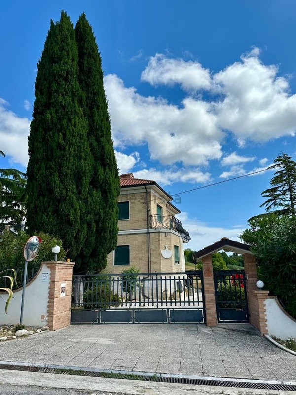 casa indipendente in vendita a Monsampolo del Tronto