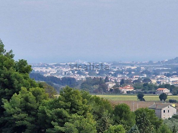 casa indipendente in vendita a Monsampolo del Tronto