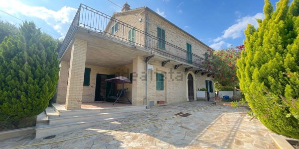 casa indipendente in vendita a Monsampolo del Tronto