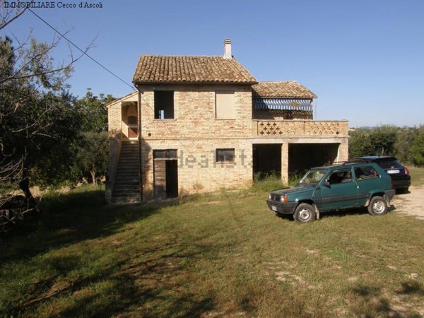 casale in vendita a Monsampolo del Tronto