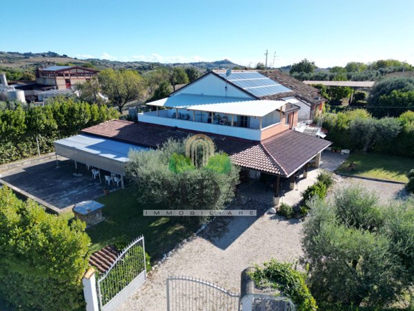 casa indipendente in vendita a Monsampolo del Tronto