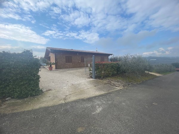 casa indipendente in vendita a Monsampolo del Tronto