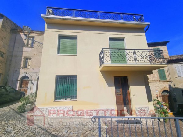 intera palazzina in vendita a Montalto delle Marche in zona Patrignone