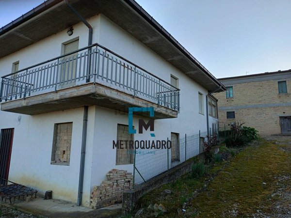 casa indipendente in vendita a Montalto delle Marche in zona Porchia