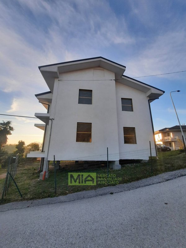 intera palazzina in vendita a Montefiore dell'Aso
