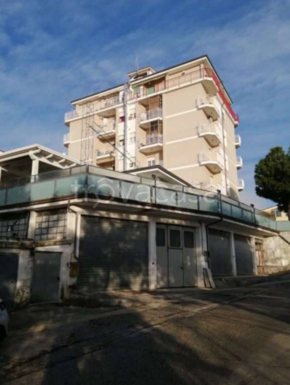 locale commerciale in vendita a Montefiore dell'Aso