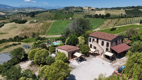casale in vendita a Montefiore dell'Aso