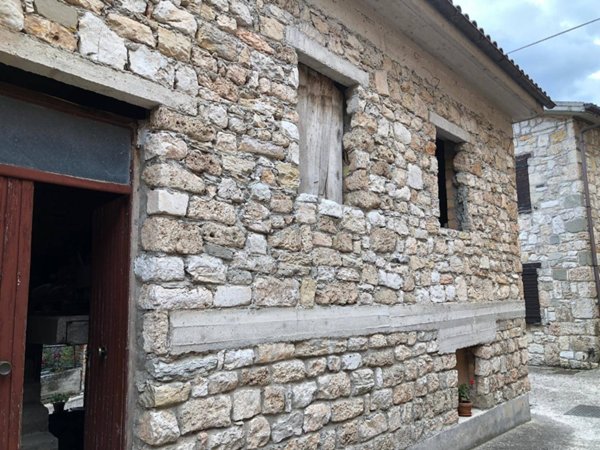 casa indipendente in vendita a Montemonaco in zona Isola San Biagio