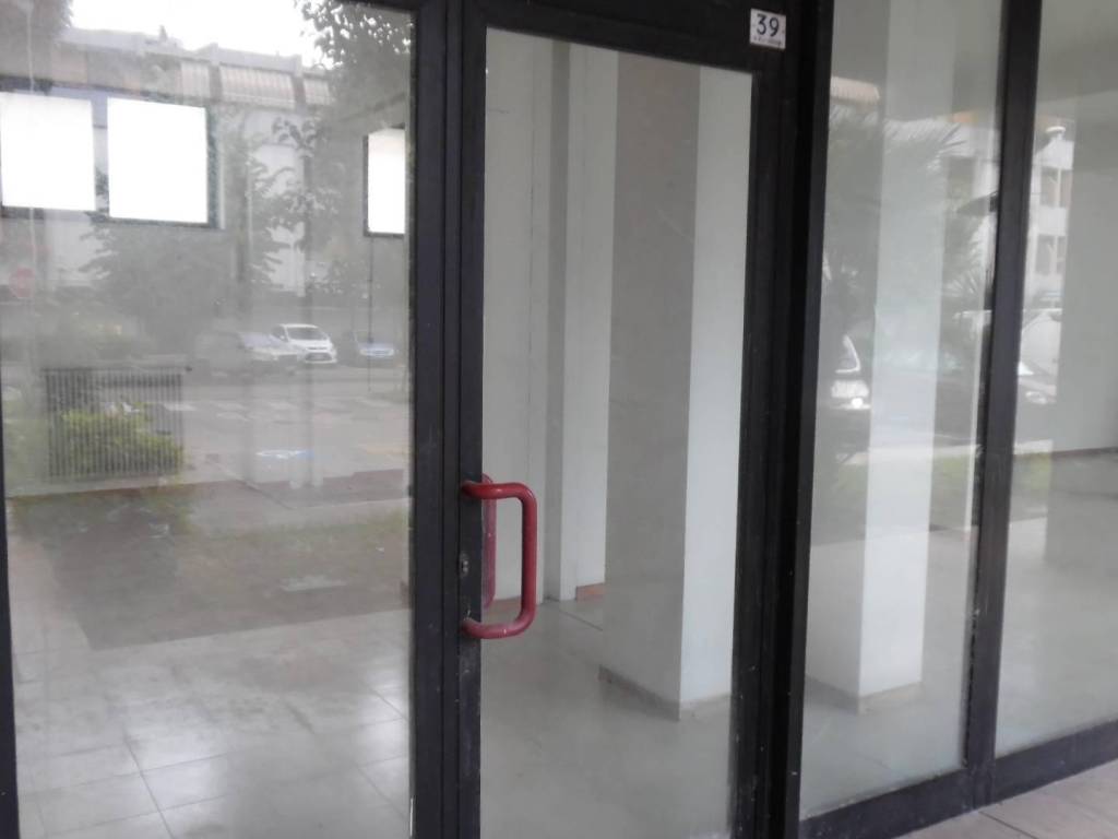 negozio in vendita a Monteprandone in zona Centobuchi