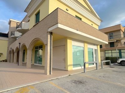 locale commerciale in vendita a Monteprandone in zona Centobuchi
