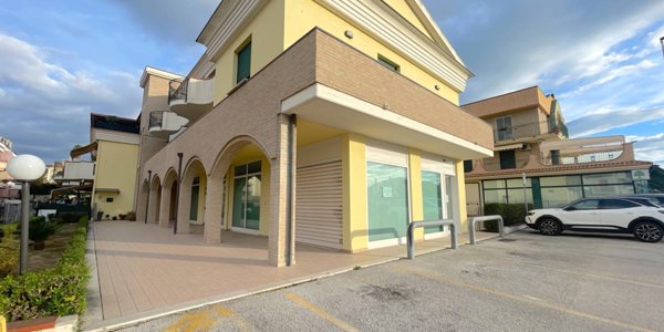 locale commerciale in vendita a Monteprandone in zona Centobuchi