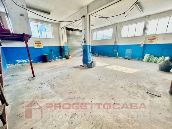 locale commerciale in vendita a Monteprandone in zona Centobuchi