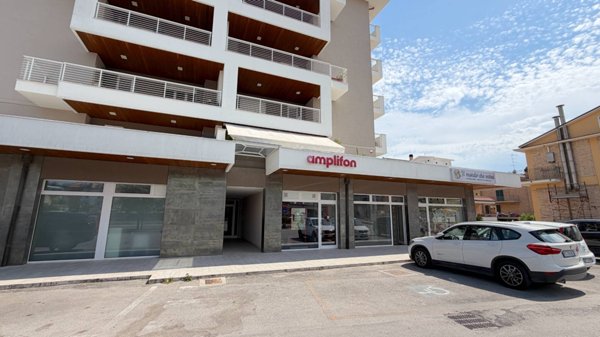 locale commerciale in vendita a Monteprandone in zona Centobuchi