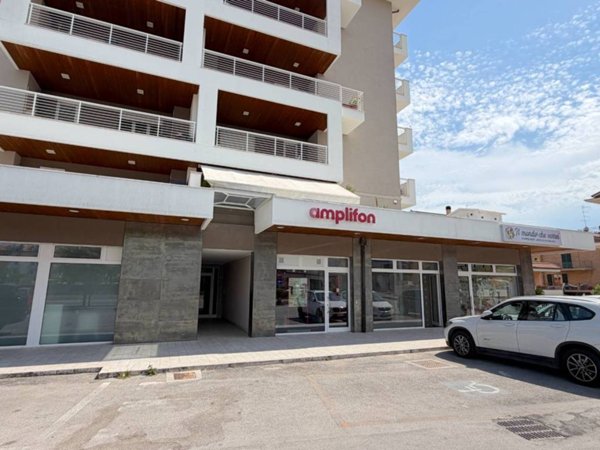 negozio in vendita a Monteprandone in zona Centobuchi