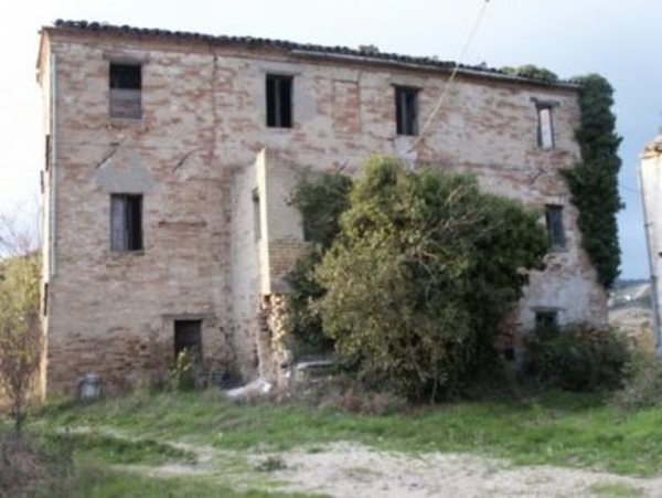 locale di sgombero in vendita ad Offida