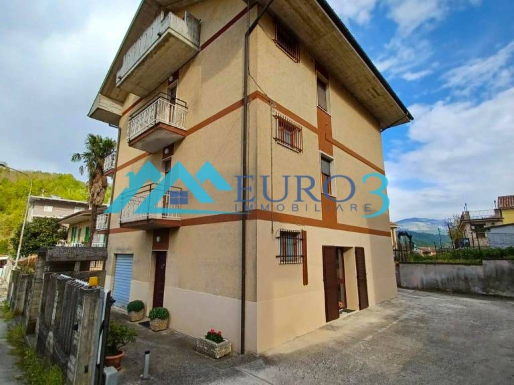 casa indipendente in vendita a Roccafluvione in zona Marsia