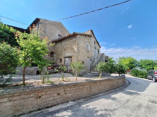 casa indipendente in vendita a Roccafluvione in zona Scalelle