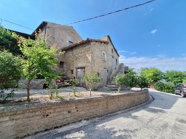 casa indipendente in vendita a Roccafluvione in zona Scalelle