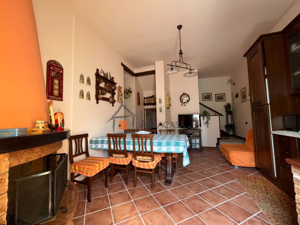 casa indipendente in vendita a Rotella in zona Capradosso
