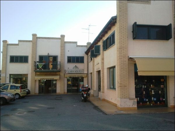 locale commerciale in vendita a San Benedetto del Tronto in zona Sentina