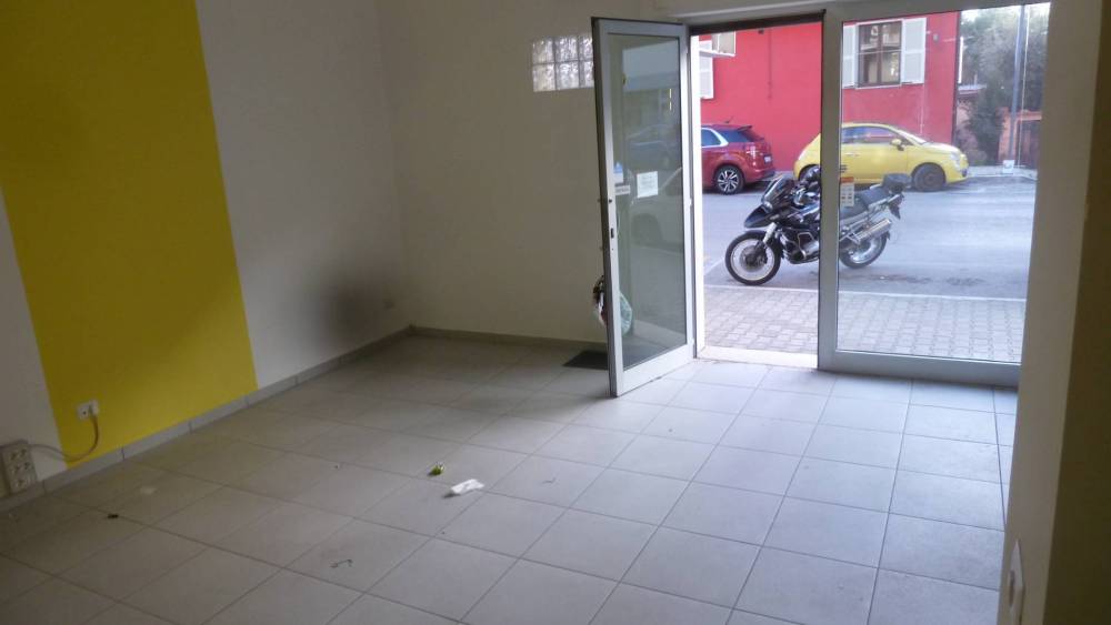 locale commerciale in vendita a San Benedetto del Tronto in zona Sentina