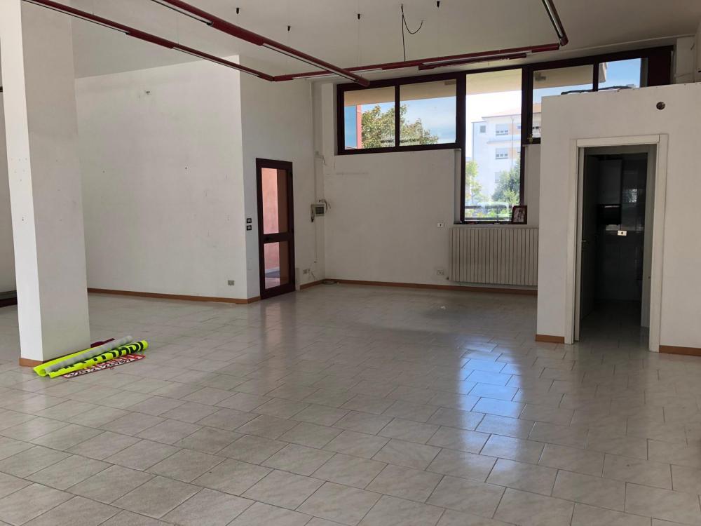 locale commerciale in vendita a San Benedetto del Tronto
