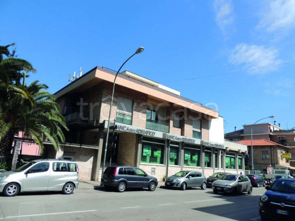 negozio in vendita a San Benedetto del Tronto in zona Sentina