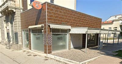 locale commerciale in vendita a San Benedetto del Tronto in zona Sentina
