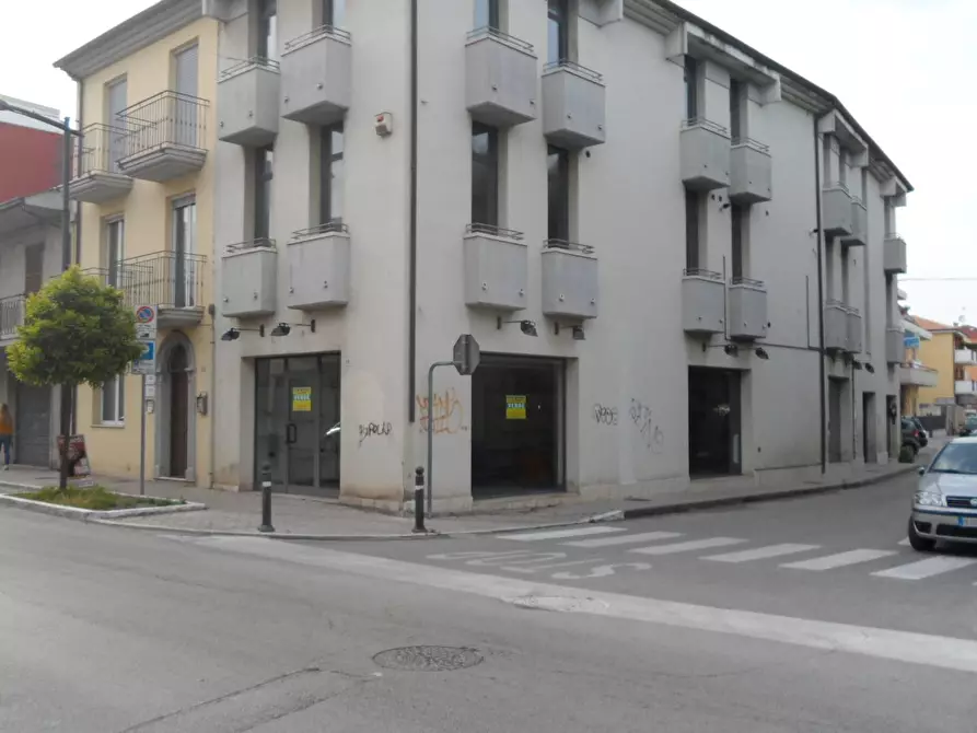locale commerciale in vendita a San Benedetto del Tronto in zona Sentina