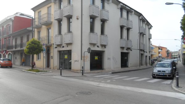locale commerciale in vendita a San Benedetto del Tronto in zona Sentina
