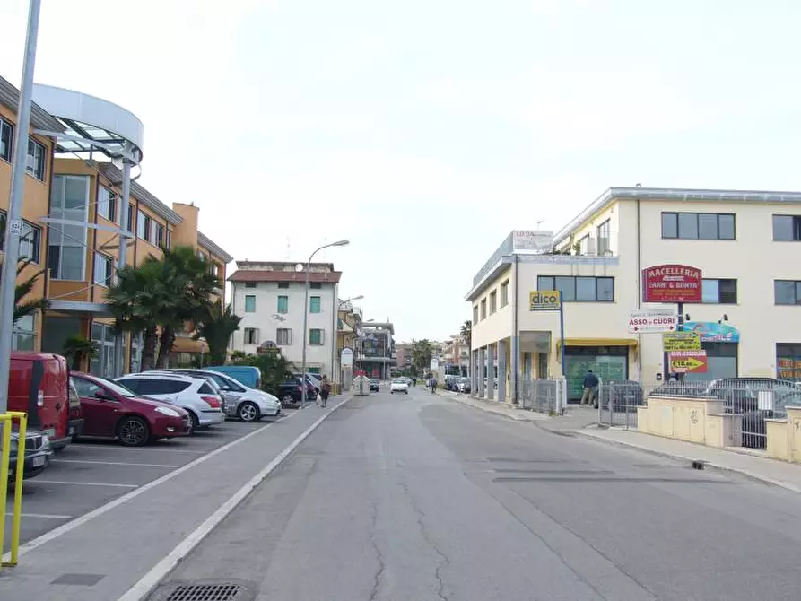 locale commerciale in vendita a San Benedetto del Tronto in zona Sentina