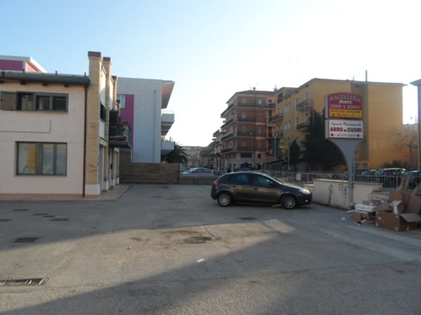 locale commerciale in vendita a San Benedetto del Tronto in zona Sentina