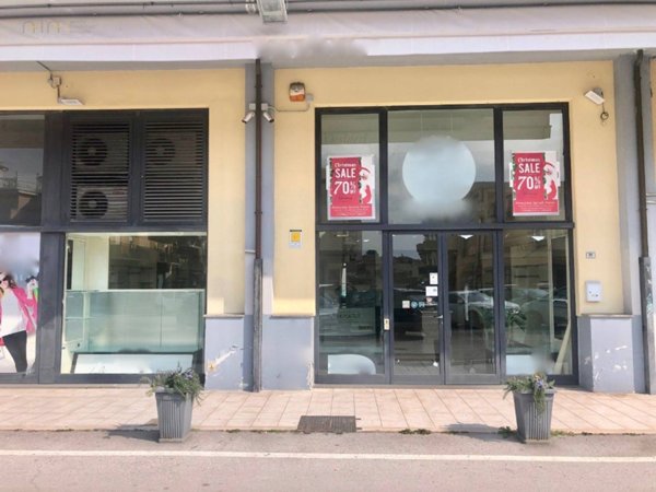 locale commerciale in vendita a San Benedetto del Tronto in zona Sentina