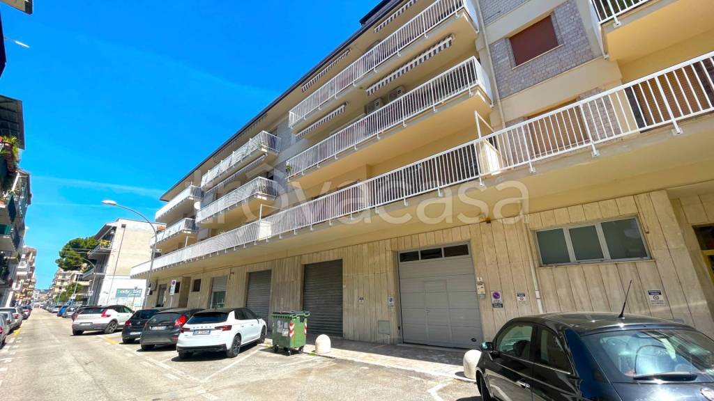 locale di sgombero in vendita a San Benedetto del Tronto