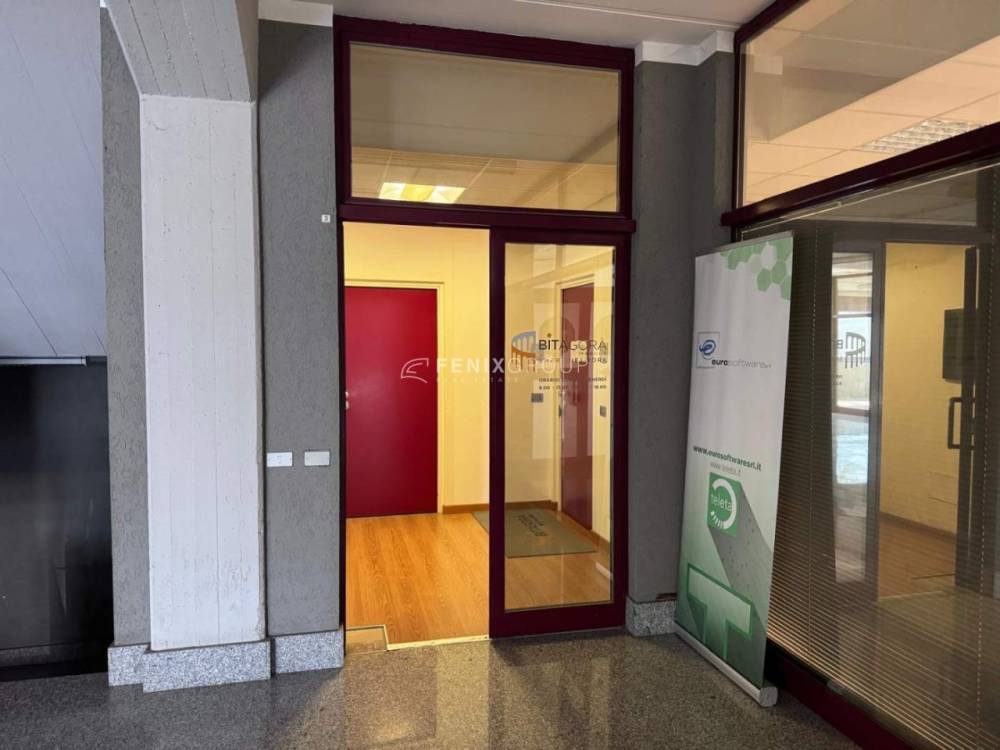 locale commerciale in vendita a San Benedetto del Tronto in zona Sentina