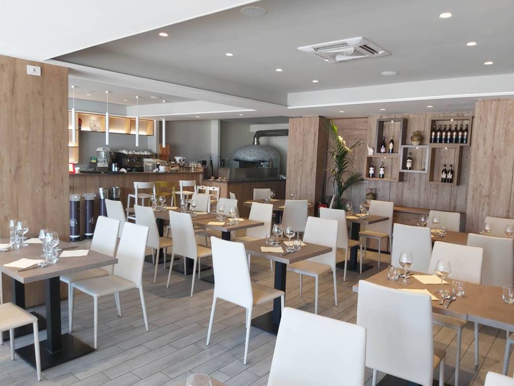 locale commerciale in vendita a San Benedetto del Tronto in zona Sentina