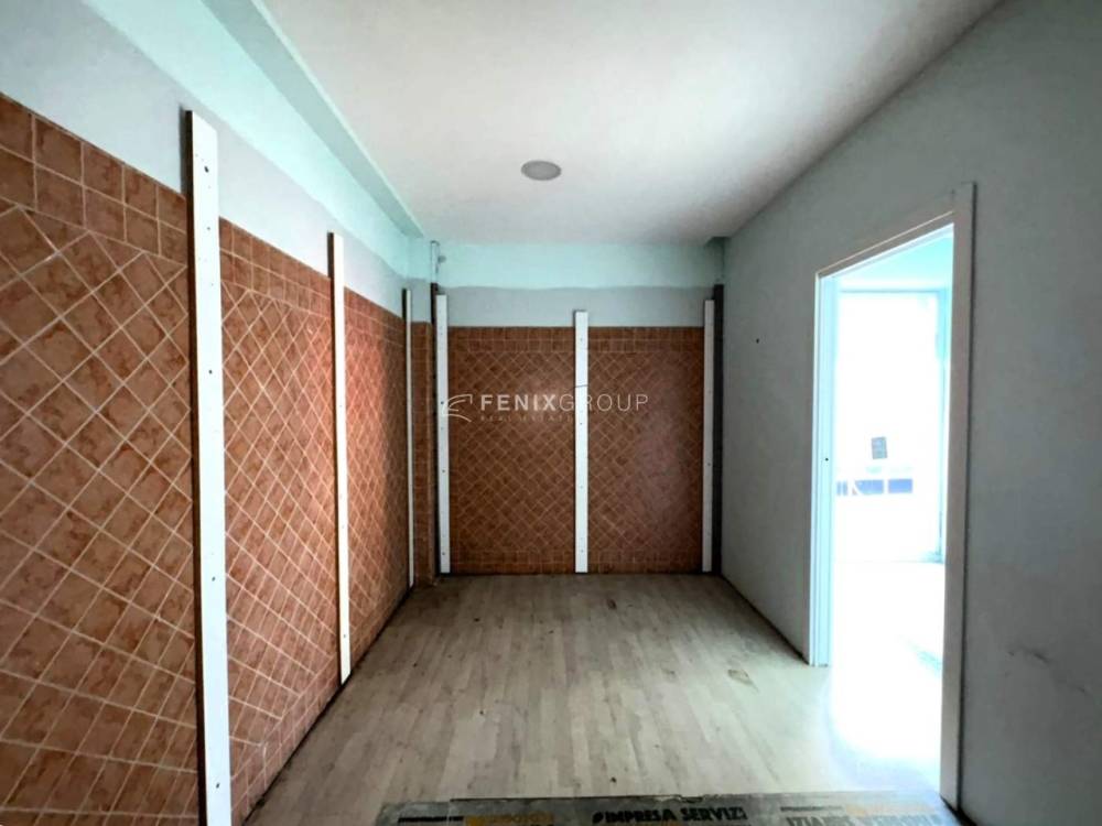 locale commerciale in vendita a San Benedetto del Tronto in zona Sentina