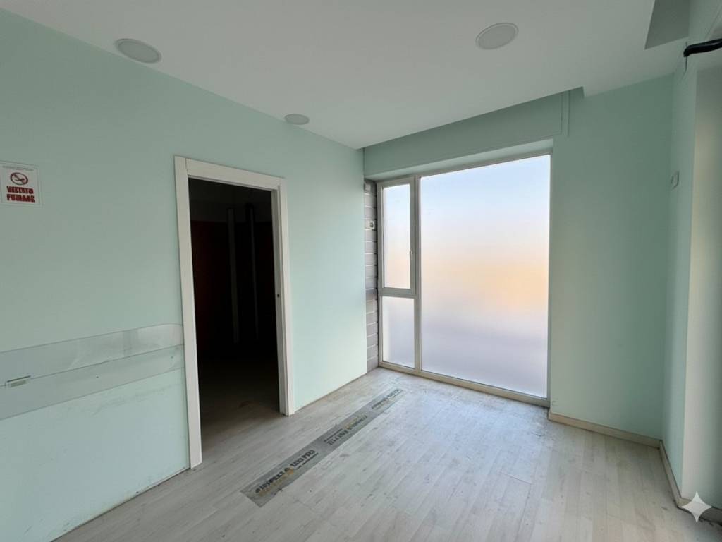 negozio in vendita a San Benedetto del Tronto in zona Sentina