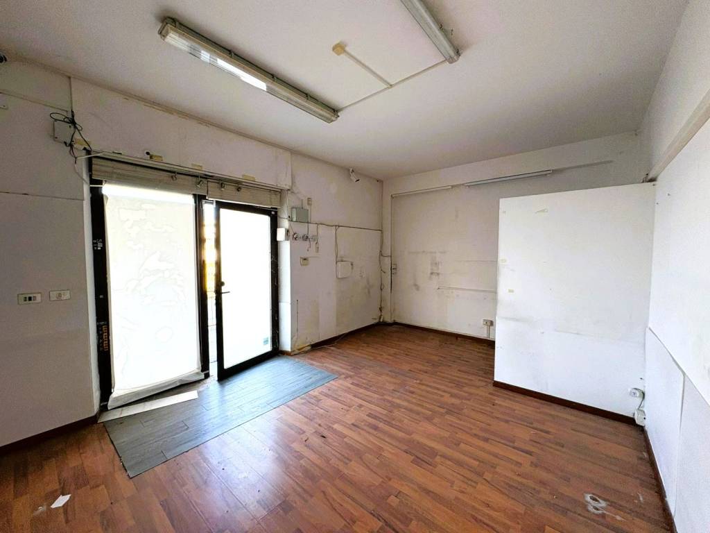 negozio in vendita a San Benedetto del Tronto in zona Sentina