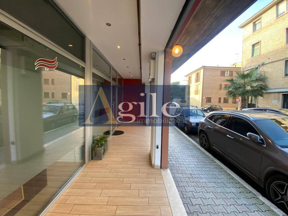 negozio in vendita a San Benedetto del Tronto in zona Sentina