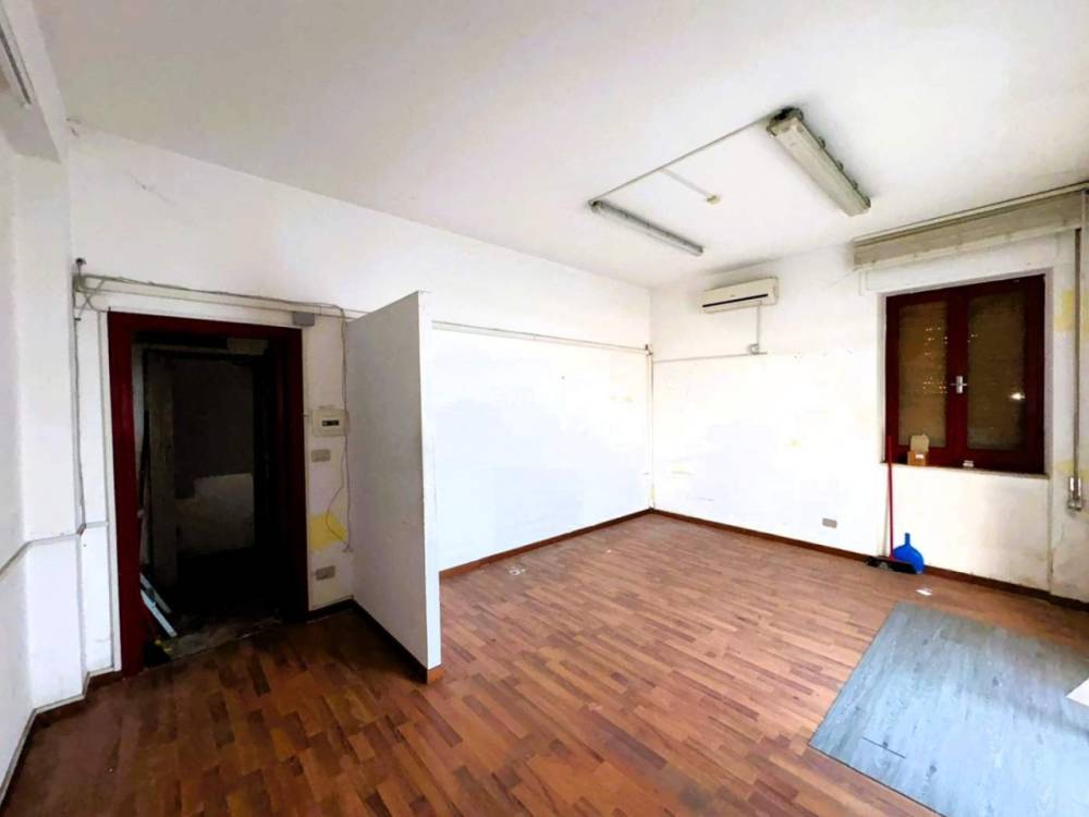 locale commerciale in vendita a San Benedetto del Tronto in zona Sentina