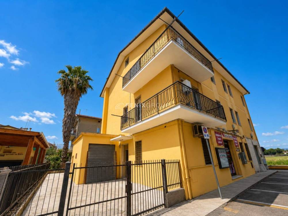 locale commerciale in vendita a San Benedetto del Tronto in zona Sentina